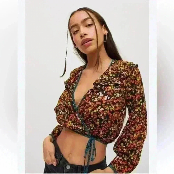 Urban Outfitters Blossom Double Ruffel Wrap - Picture 1 of 4
